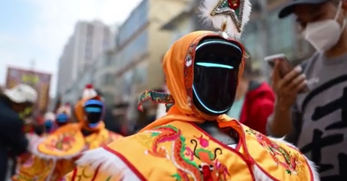 Robotlar sokağa çıktı, şov yaptı