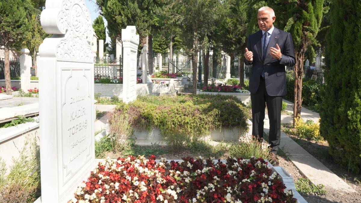 Bakan Ersoy'dan Fatih Külliyesi Haziresi'ne anlamlı ziyaret