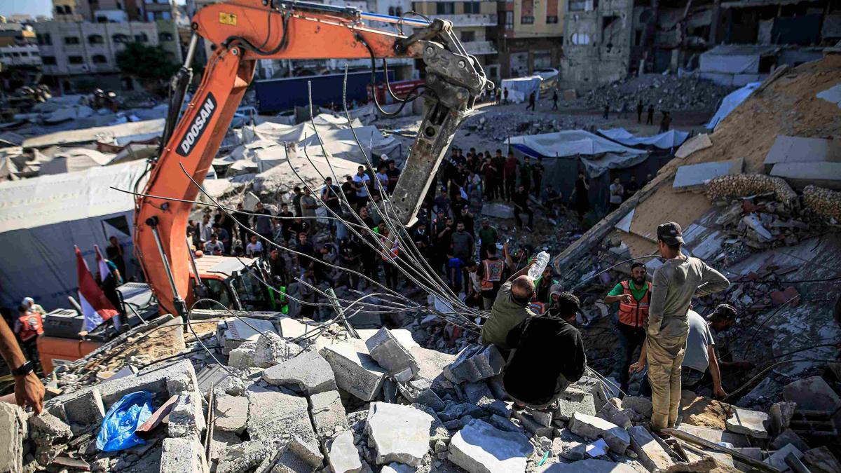 Gazze'de İsrail saldırısında hasar gören bina çöktü: 5'i çocuk 11 kişi hayatını kaybetti