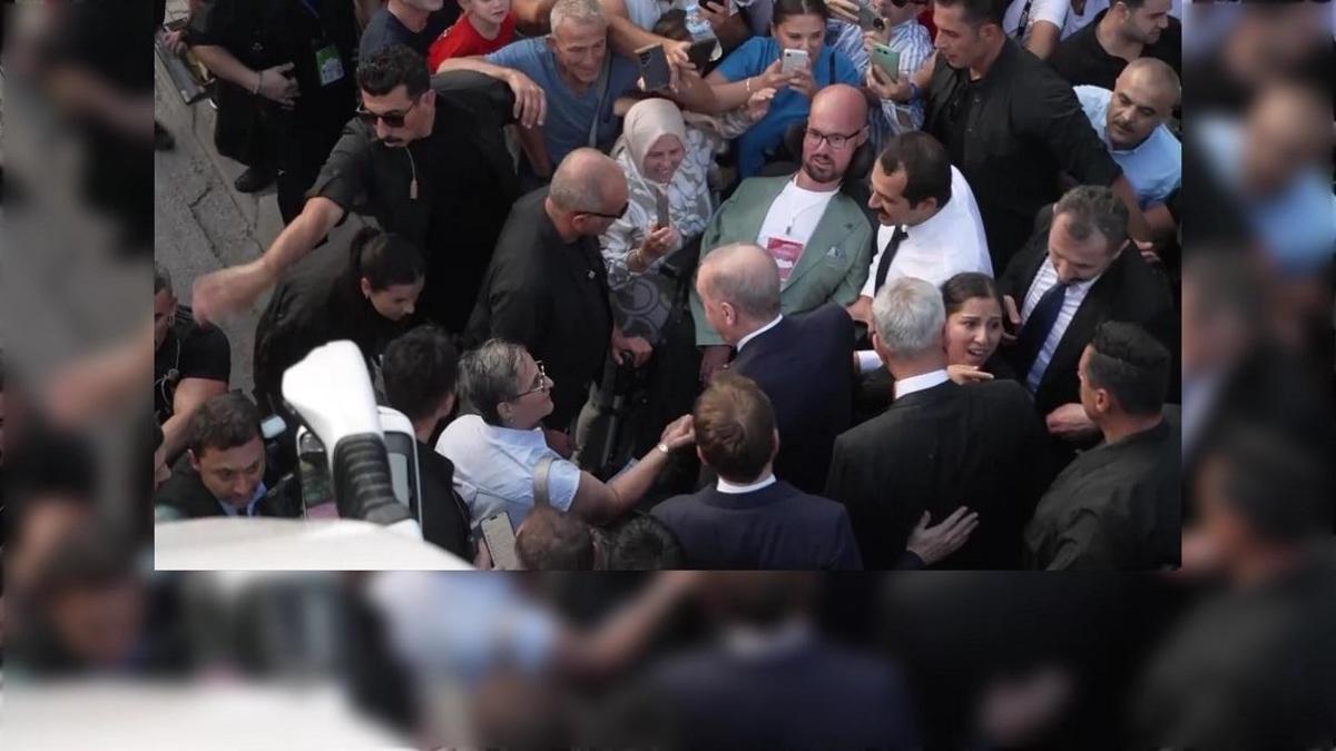 Cumhurbaşkanı Erdoğan engelli genci fark etti, otobüsten indi