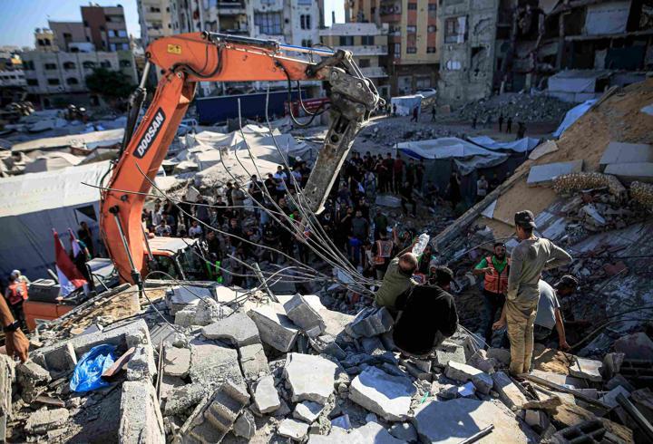 Gazze'de İsrail saldırısında hasar gören bina çöktü: 5'i çocuk 11 kişi hayatını kaybetti