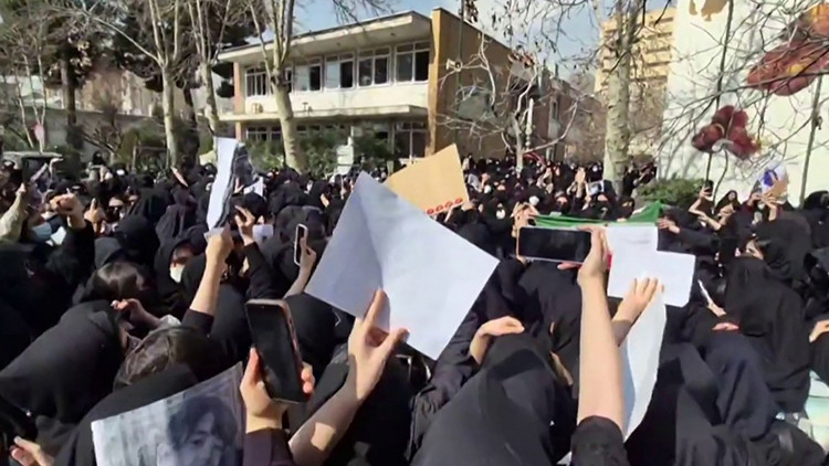 İran'da gösteriler sürüyor: Hükümete gensoru tehdidi