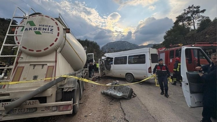 Burdur'da feci kaza… Minibüsle beton mikseri çarpıştı: 7 ölü, 3 yaralı
