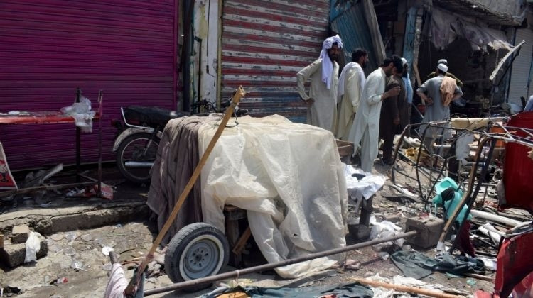 Pakistan'da pazar yerinde patlama: 2'si polis 9 kişi öldü
