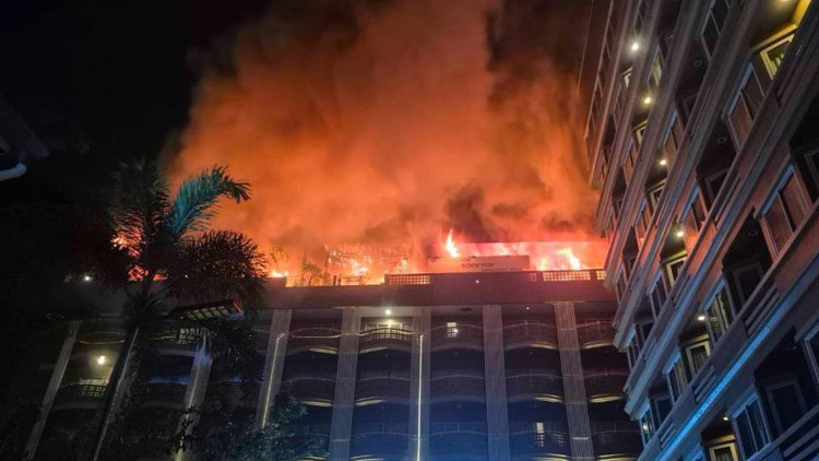 Turistik kentte otel yandı: Yüzlerce kişi tahliye edildi
