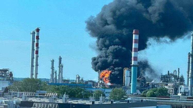 Macaristan'da patlama: Petrokimya tesisinden dumanlar yükseldi