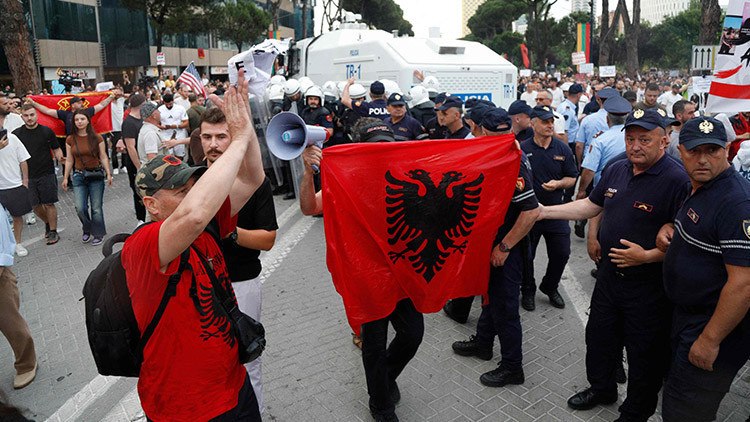Arnavutluk'ta 'Trump' krizi: Protestolar sokağa taştı