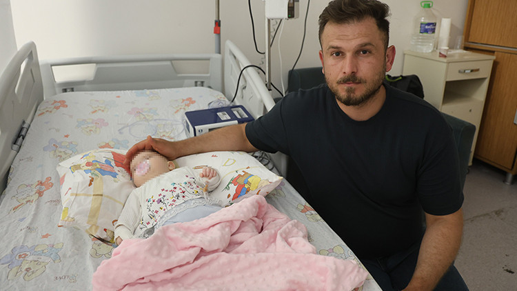 Hemşire, makasla sargıyı keserken bebeğin parmağını kopardı