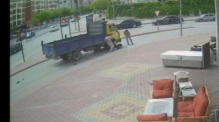 Dehşet anları kamerada…. Bisikletteki 3 çocuk kamyonetin altında kaldı