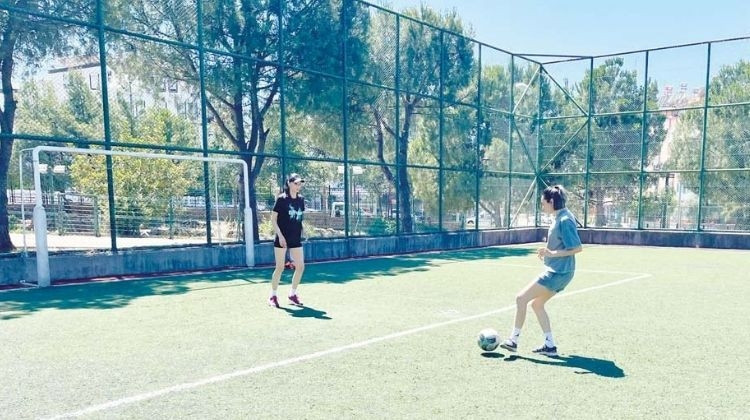 Eski milli futbolcu kız kardeşler öğrencileriyle yeşil sahada…