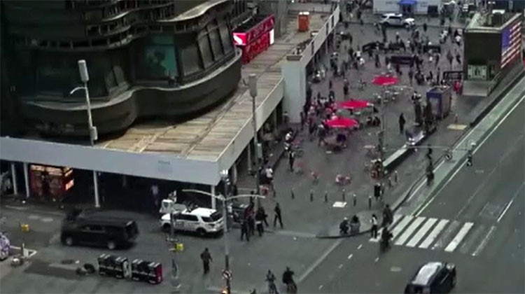 Times Meydanı'nda silah sesleri panik yarattı