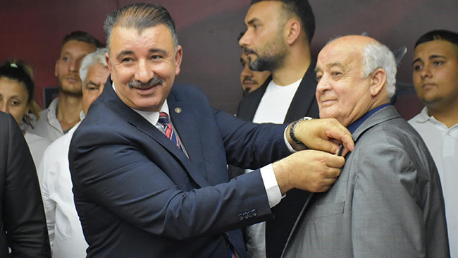 İzmir'de AK Parti'ye katılan yeni üyelere rozet takıldı