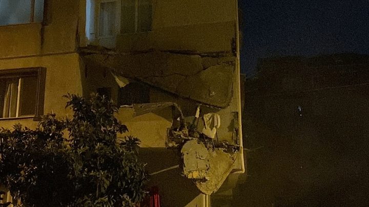 Küçükçekmece'de panik anları! 5 katlı apartman boşaltıldı