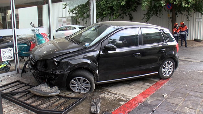 Kadıköy’de sürücü direksiyon hakimiyetini kaybetti: Otomobil dükkana girdi