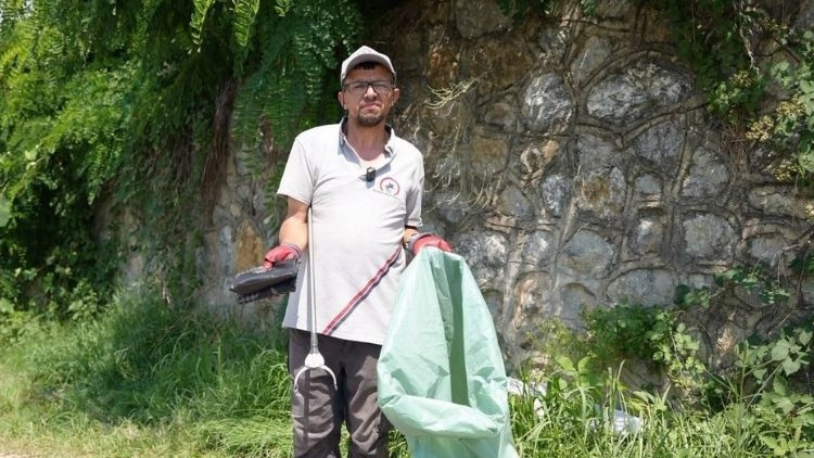 Altın dolu çantayı çöpte buldu, içinden servet çıktı… Temizlik işçisinden örnek davranış