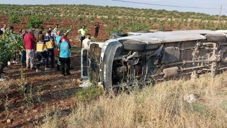Tarım işçilerini taşıyan minibüs şarampole devrildi, çok sayıda yaralı var