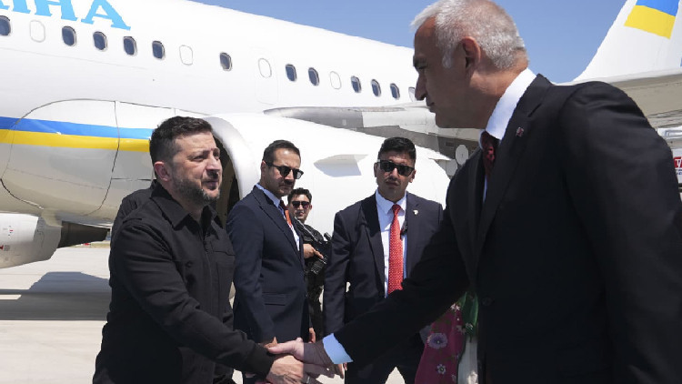 Bakan Ersoy, Zelenski'yi Esenboğa'da karşıladı