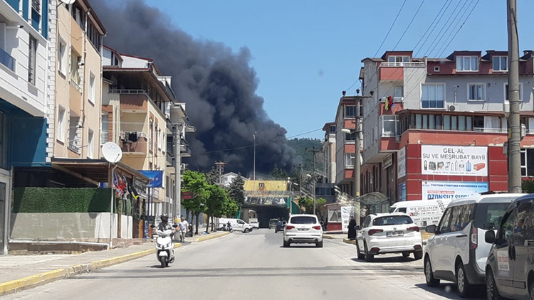 Kocaeli'de fabrika yangını! Ekipler alarma geçti