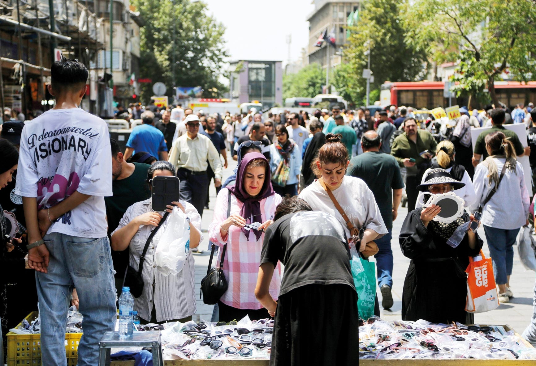 Savaşın gölgesinde hayat durdu... İranlılar mutsuz yorgun endişeli