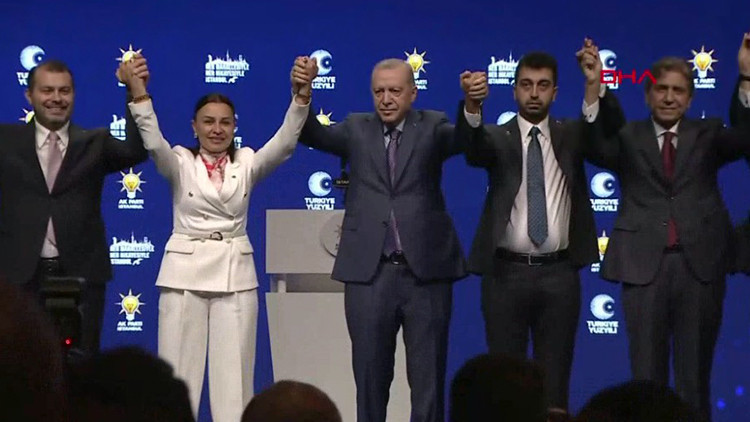 İstanbul'da 3 belediye başkanı AK Parti'ye katıldı: Rozetlerini Cumhurbaşkanı Erdoğan taktı