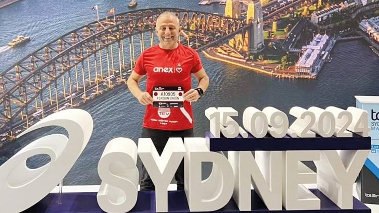 Sporla çocuk okutuyorlar… Biri koşuyor biri yüzüyor
