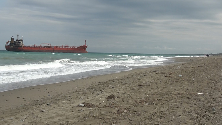 İHA saldırısına uğrayan tanker Samsun'da karaya oturdu