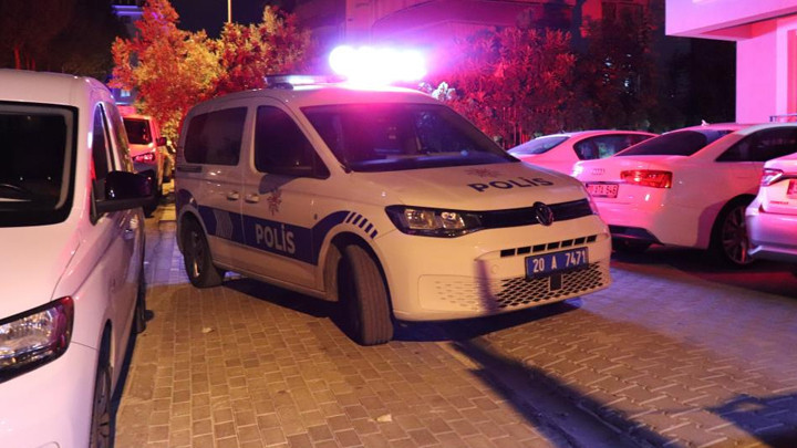 Ev arkadaşını bacağından bıçakladı