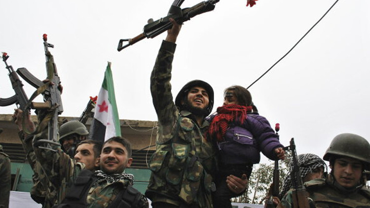Suriye ordusu terör örgütü YPG'nin silahlarını teslim almaya başladı