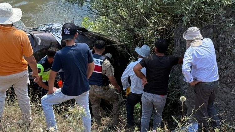 Bingöl’de otomobil dere yatağına devrildi… Ölü ve yaralılar var