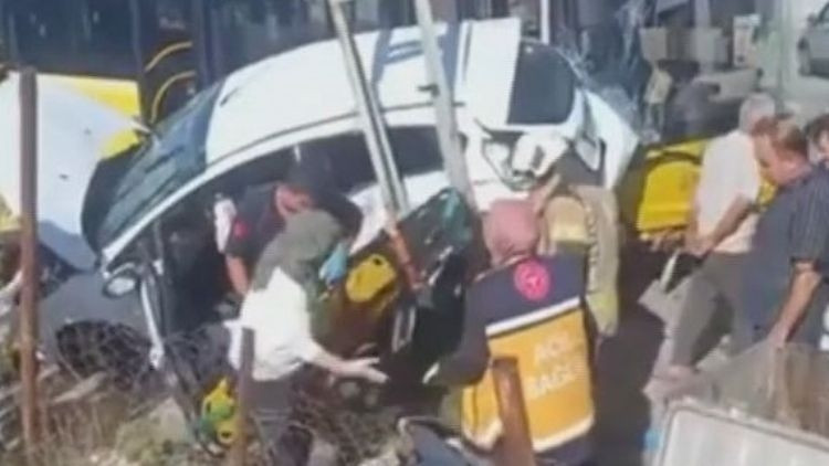 İETT otobüsü ile otomobil çarpıştı: 1'i bebek 4 yaralı