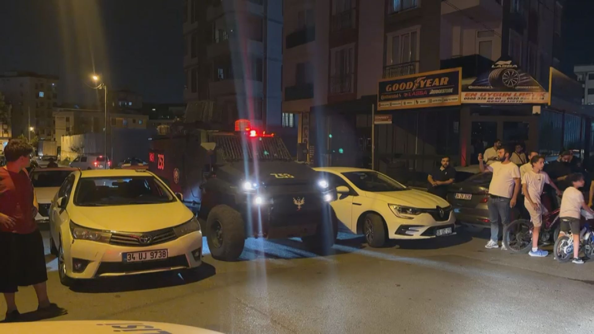 Sultanbeyli'de DEAŞ operasyonunda polise ateş açan şüpheli etkisiz hale getirildi