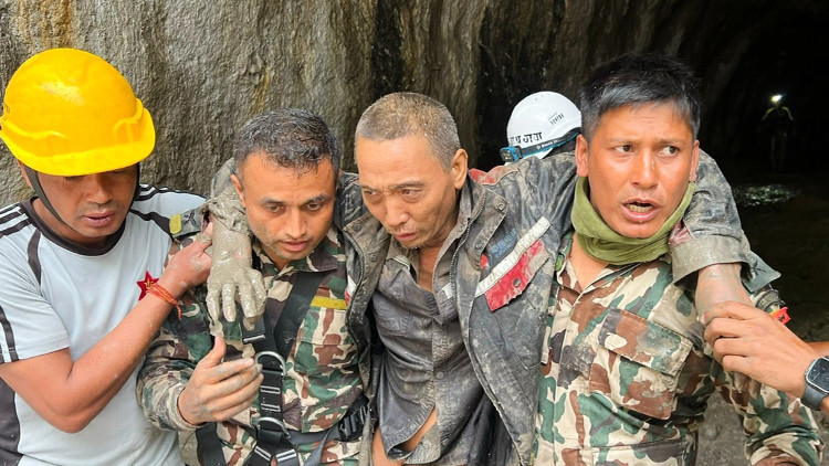 Nepal'de yeni mucize: 10 gün sonra kurtarıldılar