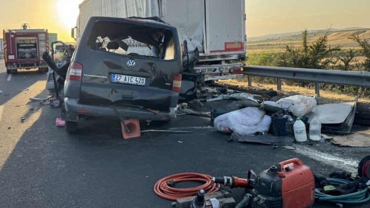 Minibüs, TIR’a arkadan çarptı: 2 ölü, 2 ağır yaralı