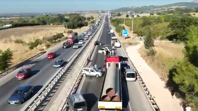 Bursa'da mazot dökülen yolda zincirleme kaza: 4 yaralı