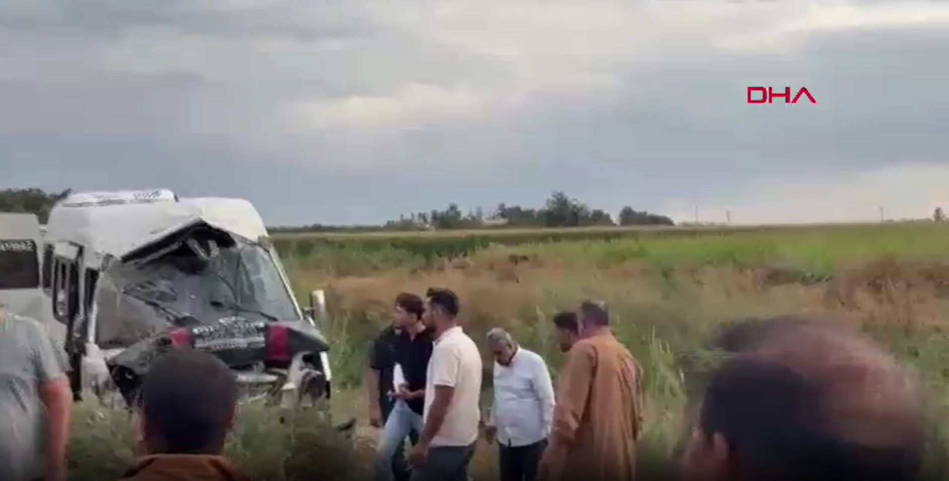 Şanlıurfa’da tarım işçilerini taşıyan minibüs kanala devrildi; 19 yaralı