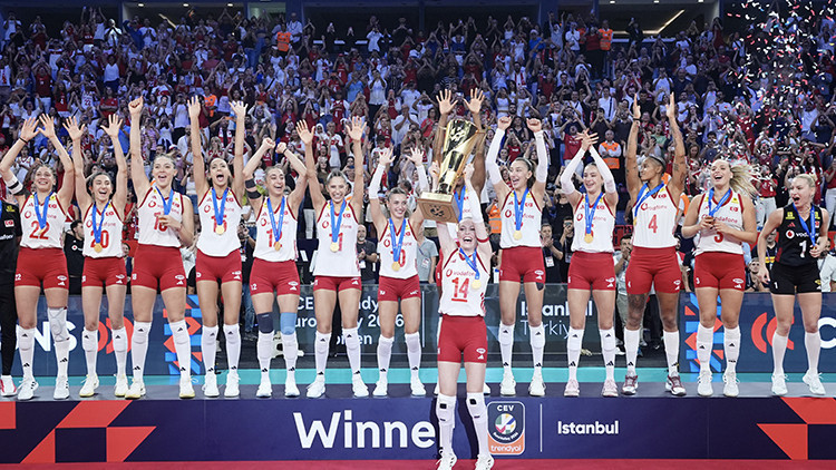 Bakan Bak, Avrupa şampiyonu A Milli Kadın Voleybol Takımı'nı tebrik etti