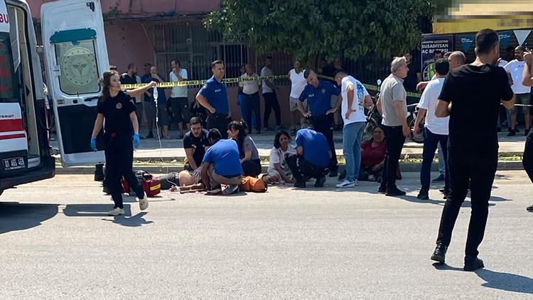Adana'da duruşma öncesi sokakta silahlı ve döner bıçaklı çatışma: 1 ölü, 7 yaralı