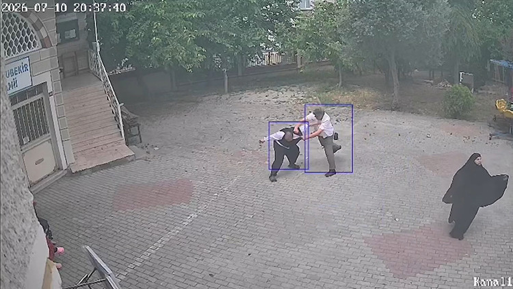 Camide 'yardım parası' kavgası: Cuma paralarının kaydını isteyen müezzine imam yumruklarla saldırdı