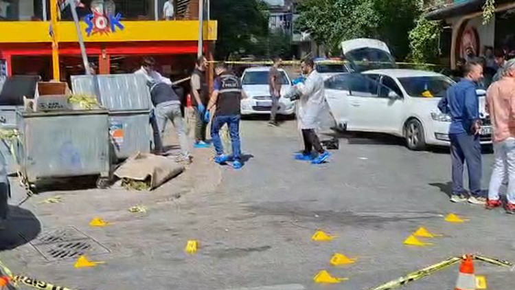 İstanbul’da seyir halindeki otomobile kurşun yağdı: Araçta 28 mermi izi, 1 ölü