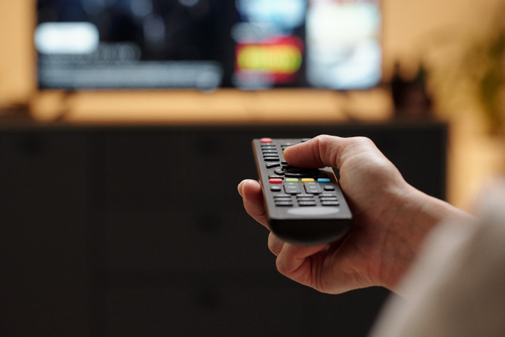 Akıllı TV’lerde gizli tehlike: Kapalıyken bile sizi dinliyor ve ev ağınızı tarıyor! Uzman isimden korunmanın 5 kritik yolu