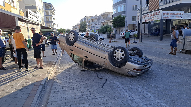Kamyonetle çarpışan otomobil takla attı: Sürücü yaralandı