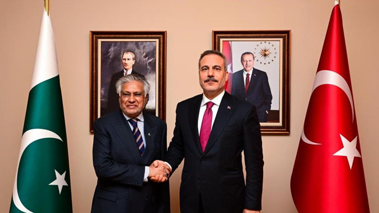 Dışişleri Bakanı Hakan Fidan Pakistanlı mevkidaşı ile görüştü