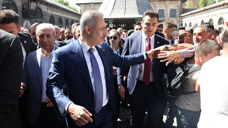 Dışişleri Bakanı Hakan Fidan'dan Diyarbakır'da esnaf ziyareti