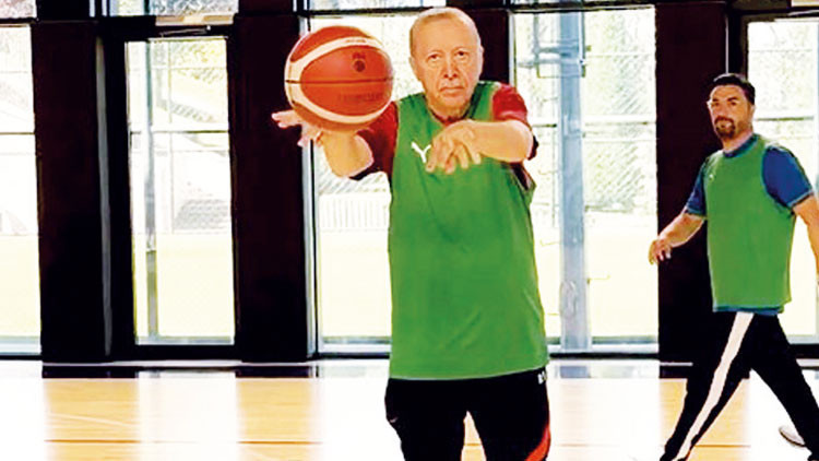 Cumhurbaşkanı Erdoğan’dan yoğun mesaiye basket molası