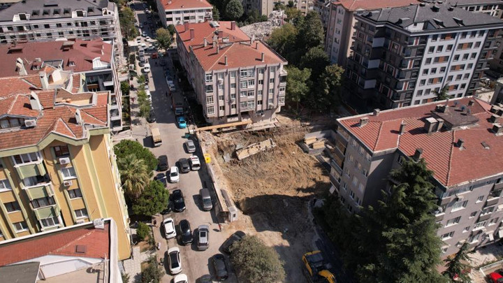 Bahçelievler'de 5 katlı binanın istinat duvarı çöktü, merdivenleri hasar gördü