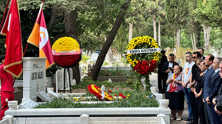 Türk futbolunun ve Galatasaray'ın unutulmaz efsanesi Metin Oktay, kabri başında anıldı