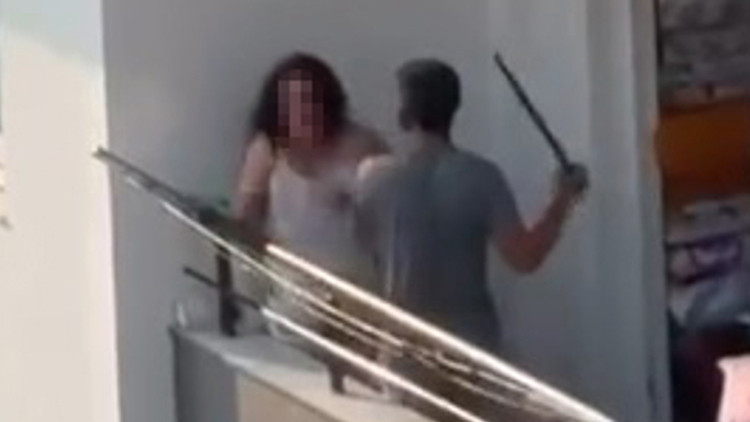 Adana'da dehşet anları: Balkonda kadını sopayla dövüp saçından sürükledi