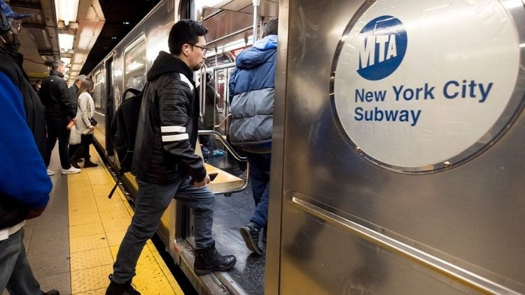 ABD’de metroda dehşet anları… Çantası kapıya sıkıştı, feci şekilde can verdi