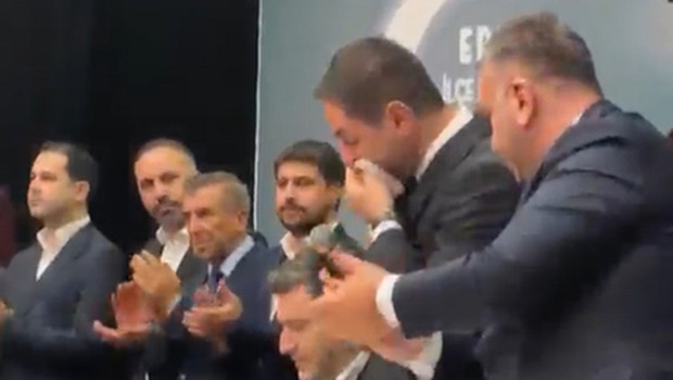 Kongrede duygu dolu anlar: MHP'li vekil, gözyaşlarına hakim olamadı
