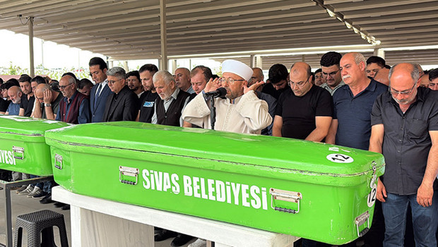 Sivas’ta uçuruma devrilen minibüste ölenler toprağa verildi: Anne ve kızı yan yana defnedildi